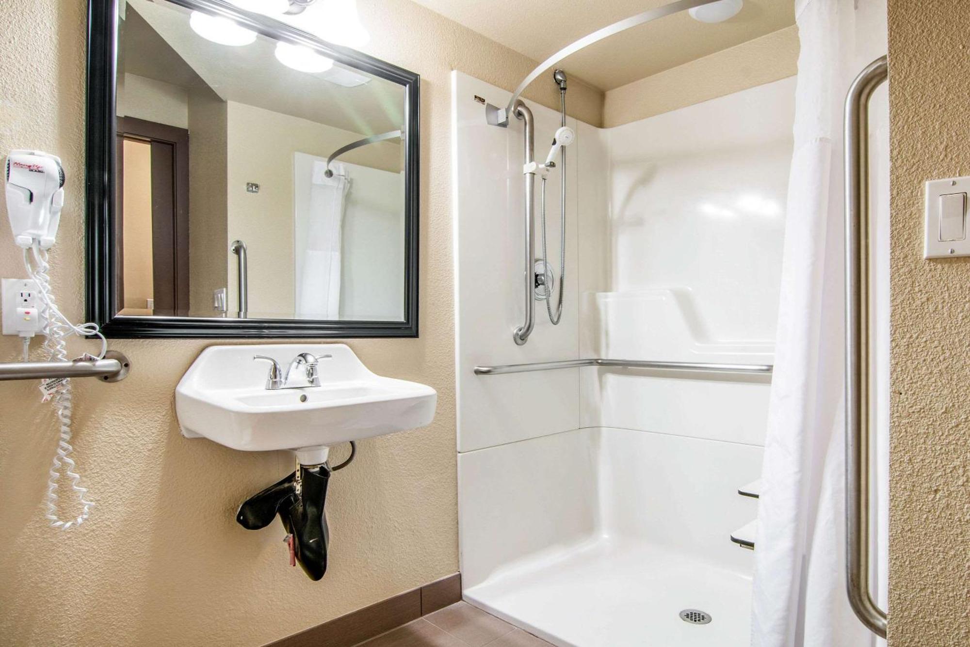 Comfort Inn & Suites Vancouver Downtown City Center Екстер'єр фото